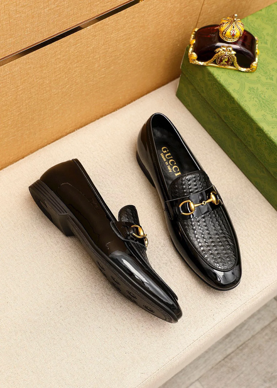 Men's shoes 💰442 💐 Product trademark: GUCCI "Gucci" casual leather shoes Regular size: 38-44 (45🉑️customized) Product materials: Selected imported first-layer patent leather embossed upper + luxury hardware buckle, imported cowhide leather lining. Strong three-dimensional visual effect, rubber outsole Color: 1⃣️color optional